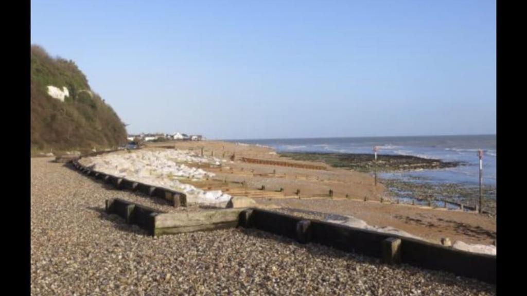 Foxes Sea Side Retreat Deluxe Chalet Is A Lovely Holiday Home Tucked Away On The Kent Coast Kingsdown  Exterior photo
